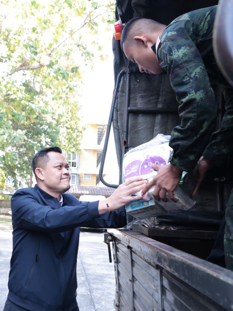 “รมว.ธนกร” นำคณะผู้บริหาร ลงพื้นที่ศูนย์อุตสาหกรรมรวมใจฯ ณ DIPROM Center 7 จ.อุบลราชธานี สั่งการ “ดีพร้อม” เปิดศูนย์พักพิง ร่วมลำเลียงสิ่งของจำเป็น หนุนภารกิจทหารแนวหน้า ช่วยผู้ประสบภัยชายแดนไทย-กัมพูชา เตรียมเยียวยาผู้ประกอบการที่ได้รับผลกระทบ