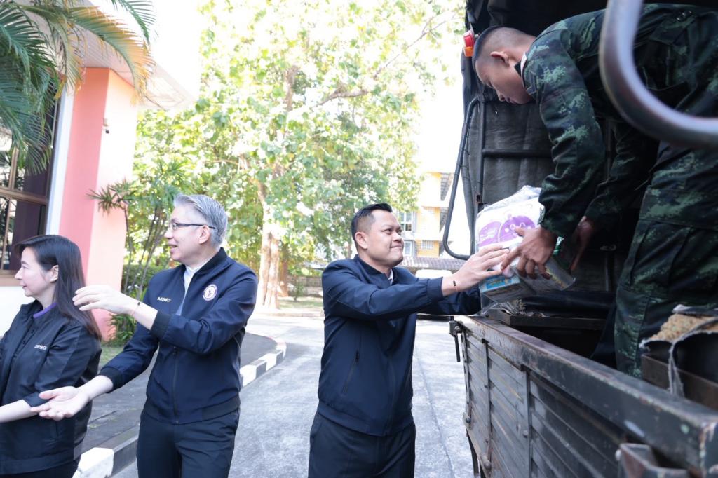 “รมว.ธนกร” นำคณะผู้บริหาร ลงพื้นที่ศูนย์อุตสาหกรรมรวมใจฯ ณ DIPROM Center 7 จ.อุบลราชธานี สั่งการ “ดีพร้อม” เปิดศูนย์พักพิง ร่วมลำเลียงสิ่งของจำเป็น หนุนภารกิจทหารแนวหน้า ช่วยผู้ประสบภัยชายแดนไทย-กัมพูชา เตรียมเยียวยาผู้ประกอบการที่ได้รับผลกระทบ