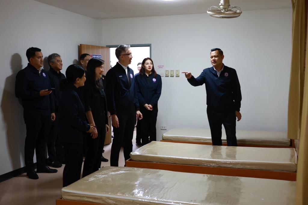 “รมว.ธนกร” นำคณะผู้บริหาร ลงพื้นที่ศูนย์อุตสาหกรรมรวมใจฯ ณ DIPROM Center 7 จ.อุบลราชธานี สั่งการ “ดีพร้อม” เปิดศูนย์พักพิง ร่วมลำเลียงสิ่งของจำเป็น หนุนภารกิจทหารแนวหน้า ช่วยผู้ประสบภัยชายแดนไทย-กัมพูชา เตรียมเยียวยาผู้ประกอบการที่ได้รับผลกระทบ