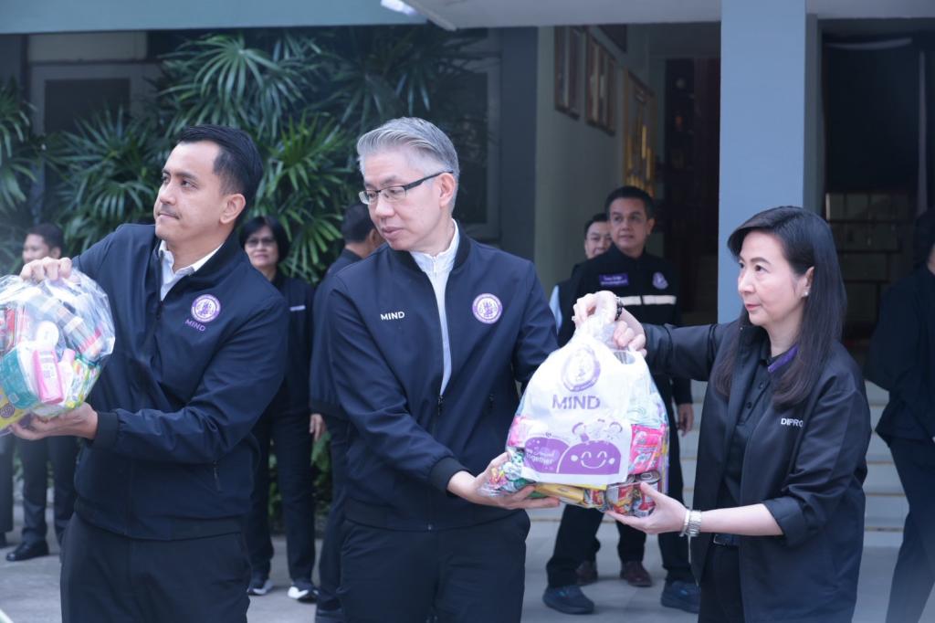 “รมว.ธนกร” นำคณะผู้บริหาร ลงพื้นที่ศูนย์อุตสาหกรรมรวมใจฯ ณ DIPROM Center 7 จ.อุบลราชธานี สั่งการ “ดีพร้อม” เปิดศูนย์พักพิง ร่วมลำเลียงสิ่งของจำเป็น หนุนภารกิจทหารแนวหน้า ช่วยผู้ประสบภัยชายแดนไทย-กัมพูชา เตรียมเยียวยาผู้ประกอบการที่ได้รับผลกระทบ