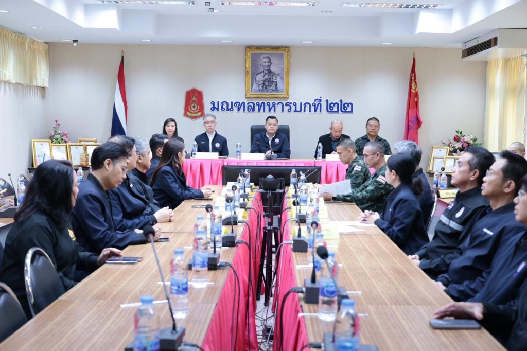 “รมว.ธนกร” นำคณะผู้บริหาร ลงพื้นที่ศูนย์อุตสาหกรรมรวมใจฯ ณ DIPROM Center 7 จ.อุบลราชธานี สั่งการ “ดีพร้อม” เปิดศูนย์พักพิง ร่วมลำเลียงสิ่งของจำเป็น หนุนภารกิจทหารแนวหน้า ช่วยผู้ประสบภัยชายแดนไทย-กัมพูชา เตรียมเยียวยาผู้ประกอบการที่ได้รับผลกระทบ