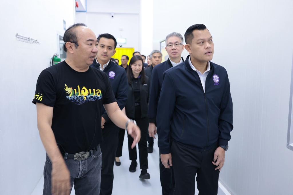 “รมว.ธนกร” นำคณะผู้บริหาร ลงพื้นที่ศูนย์อุตสาหกรรมรวมใจฯ ณ DIPROM Center 7 จ.อุบลราชธานี สั่งการ “ดีพร้อม” เปิดศูนย์พักพิง ร่วมลำเลียงสิ่งของจำเป็น หนุนภารกิจทหารแนวหน้า ช่วยผู้ประสบภัยชายแดนไทย-กัมพูชา เตรียมเยียวยาผู้ประกอบการที่ได้รับผลกระทบ