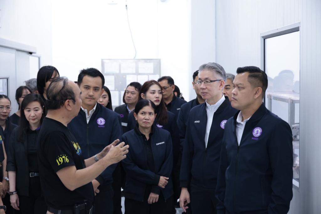 “รมว.ธนกร” นำคณะผู้บริหาร ลงพื้นที่ศูนย์อุตสาหกรรมรวมใจฯ ณ DIPROM Center 7 จ.อุบลราชธานี สั่งการ “ดีพร้อม” เปิดศูนย์พักพิง ร่วมลำเลียงสิ่งของจำเป็น หนุนภารกิจทหารแนวหน้า ช่วยผู้ประสบภัยชายแดนไทย-กัมพูชา เตรียมเยียวยาผู้ประกอบการที่ได้รับผลกระทบ