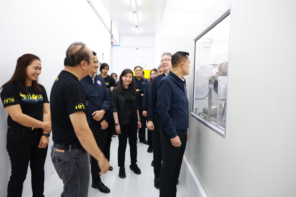 “รมว.ธนกร” นำคณะผู้บริหาร ลงพื้นที่ศูนย์อุตสาหกรรมรวมใจฯ ณ DIPROM Center 7 จ.อุบลราชธานี สั่งการ “ดีพร้อม” เปิดศูนย์พักพิง ร่วมลำเลียงสิ่งของจำเป็น หนุนภารกิจทหารแนวหน้า ช่วยผู้ประสบภัยชายแดนไทย-กัมพูชา เตรียมเยียวยาผู้ประกอบการที่ได้รับผลกระทบ