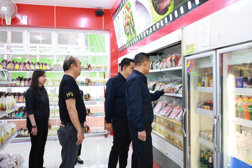 “รมว.ธนกร” นำคณะผู้บริหาร ลงพื้นที่ศูนย์อุตสาหกรรมรวมใจฯ ณ DIPROM Center 7 จ.อุบลราชธานี สั่งการ “ดีพร้อม” เปิดศูนย์พักพิง ร่วมลำเลียงสิ่งของจำเป็น หนุนภารกิจทหารแนวหน้า ช่วยผู้ประสบภัยชายแดนไทย-กัมพูชา เตรียมเยียวยาผู้ประกอบการที่ได้รับผลกระทบ