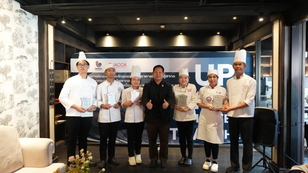 “รองอธิบดีสุรพล” ชื่นชมและแสดงความยินดีสุดยอดเชฟที่ผ่านการคัดสรรจาก 5 ภูมิภาคทั่วประเทศ โชว์ศักยภาพความคิดสร้างสรรค์ ถ่ายทอดเสน่ห์และแสดงพลังของอาหารไทย สร้างรายได้ กระตุ้นเศรษฐกิจให้เติบโต