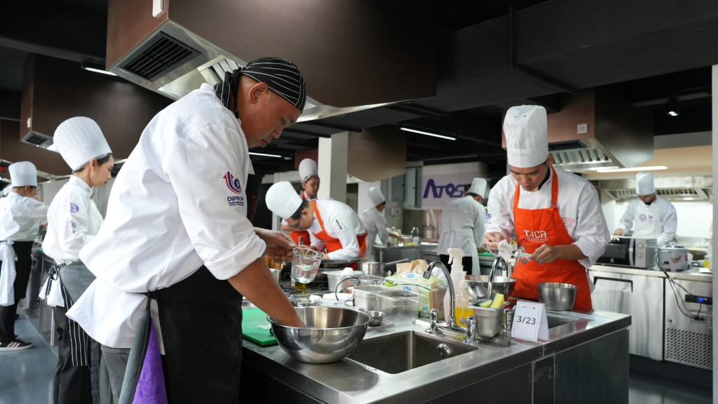 “รองอธิบดีสุรพล” ชื่นชมและแสดงความยินดีสุดยอดเชฟที่ผ่านการคัดสรรจาก 5 ภูมิภาคทั่วประเทศ โชว์ศักยภาพความคิดสร้างสรรค์ ถ่ายทอดเสน่ห์และแสดงพลังของอาหารไทย สร้างรายได้ กระตุ้นเศรษฐกิจให้เติบโต