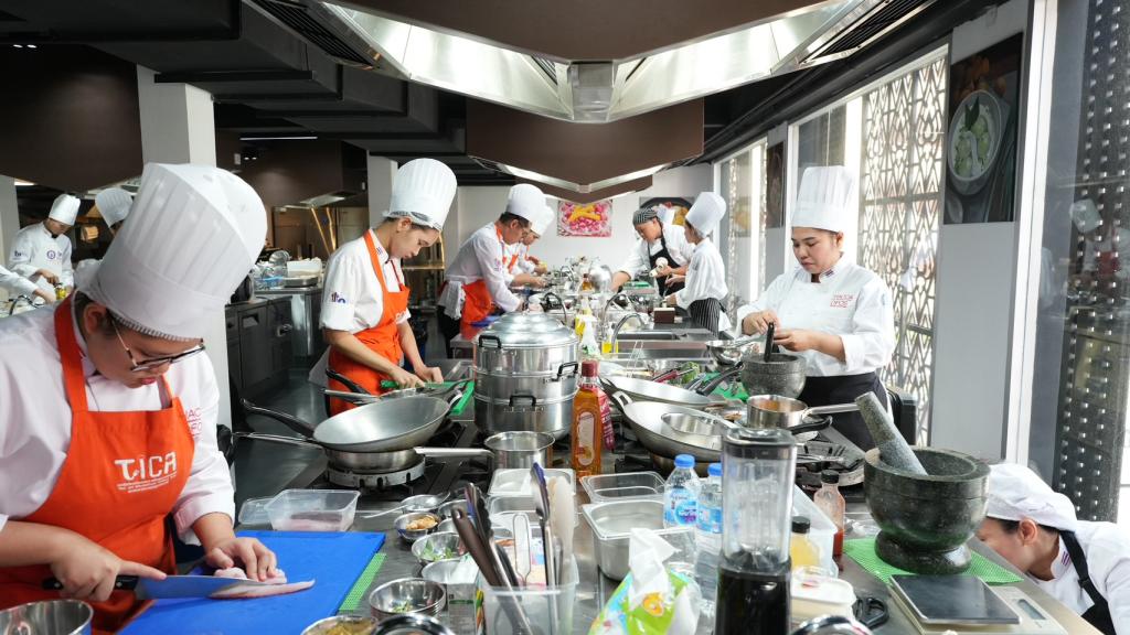 “รองอธิบดีสุรพล” ชื่นชมและแสดงความยินดีสุดยอดเชฟที่ผ่านการคัดสรรจาก 5 ภูมิภาคทั่วประเทศ โชว์ศักยภาพความคิดสร้างสรรค์ ถ่ายทอดเสน่ห์และแสดงพลังของอาหารไทย สร้างรายได้ กระตุ้นเศรษฐกิจให้เติบโต