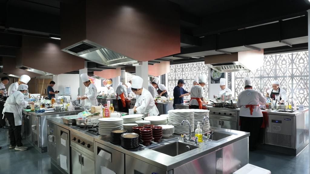 “รองอธิบดีสุรพล” ชื่นชมและแสดงความยินดีสุดยอดเชฟที่ผ่านการคัดสรรจาก 5 ภูมิภาคทั่วประเทศ โชว์ศักยภาพความคิดสร้างสรรค์ ถ่ายทอดเสน่ห์และแสดงพลังของอาหารไทย สร้างรายได้ กระตุ้นเศรษฐกิจให้เติบโต