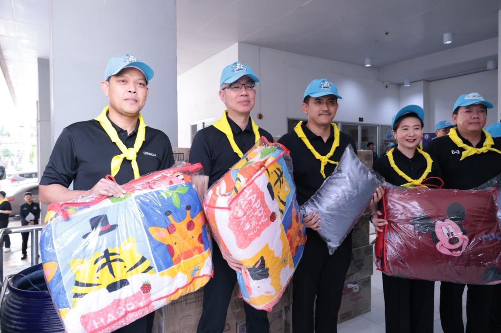 “ธนกร” สั่งการ “ดีพร้อม” เปิดศูนย์ดีพร้อมเซ็นเตอร์ 11 เป็นพื้นที่พักพิงให้ประชาชนที่ได้รับผลกระทบจากมหาอุทกภัยในพื้นที่สงขลา พร้อมผนึกกำลังอุตสาหกรรมรวมใจลำเลียงเครื่องอุปโภค - บริโภคส่งตรงประชาชนที่ได้รับผลกระทบ