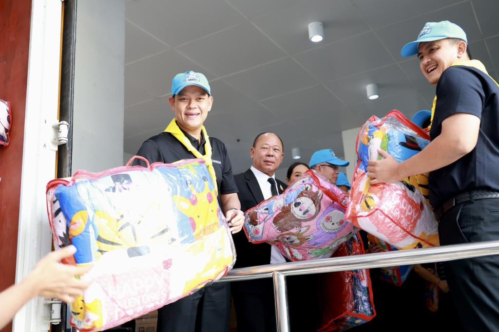 “ธนกร” สั่งการ “ดีพร้อม” เปิดศูนย์ดีพร้อมเซ็นเตอร์ 11 เป็นพื้นที่พักพิงให้ประชาชนที่ได้รับผลกระทบจากมหาอุทกภัยในพื้นที่สงขลา พร้อมผนึกกำลังอุตสาหกรรมรวมใจลำเลียงเครื่องอุปโภค - บริโภคส่งตรงประชาชนที่ได้รับผลกระทบ