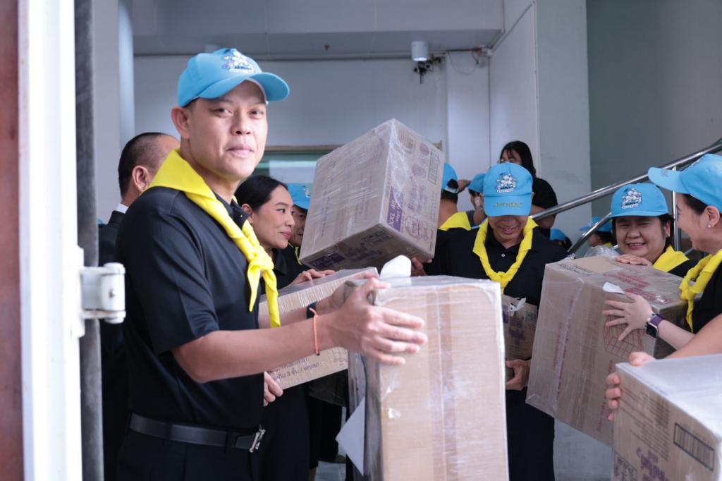 “ธนกร” สั่งการ “ดีพร้อม” เปิดศูนย์ดีพร้อมเซ็นเตอร์ 11 เป็นพื้นที่พักพิงให้ประชาชนที่ได้รับผลกระทบจากมหาอุทกภัยในพื้นที่สงขลา พร้อมผนึกกำลังอุตสาหกรรมรวมใจลำเลียงเครื่องอุปโภค - บริโภคส่งตรงประชาชนที่ได้รับผลกระทบ