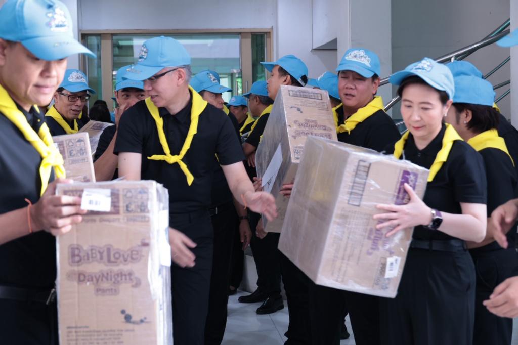 “ธนกร” สั่งการ “ดีพร้อม” เปิดศูนย์ดีพร้อมเซ็นเตอร์ 11 เป็นพื้นที่พักพิงให้ประชาชนที่ได้รับผลกระทบจากมหาอุทกภัยในพื้นที่สงขลา พร้อมผนึกกำลังอุตสาหกรรมรวมใจลำเลียงเครื่องอุปโภค - บริโภคส่งตรงประชาชนที่ได้รับผลกระทบ