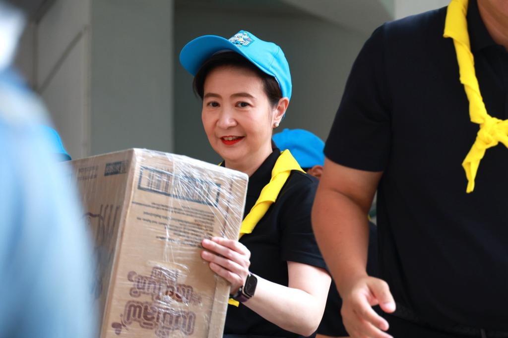 “ธนกร” สั่งการ “ดีพร้อม” เปิดศูนย์ดีพร้อมเซ็นเตอร์ 11 เป็นพื้นที่พักพิงให้ประชาชนที่ได้รับผลกระทบจากมหาอุทกภัยในพื้นที่สงขลา พร้อมผนึกกำลังอุตสาหกรรมรวมใจลำเลียงเครื่องอุปโภค - บริโภคส่งตรงประชาชนที่ได้รับผลกระทบ