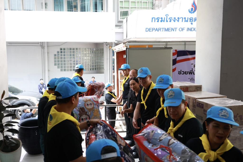 “ธนกร” สั่งการ “ดีพร้อม” เปิดศูนย์ดีพร้อมเซ็นเตอร์ 11 เป็นพื้นที่พักพิงให้ประชาชนที่ได้รับผลกระทบจากมหาอุทกภัยในพื้นที่สงขลา พร้อมผนึกกำลังอุตสาหกรรมรวมใจลำเลียงเครื่องอุปโภค - บริโภคส่งตรงประชาชนที่ได้รับผลกระทบ