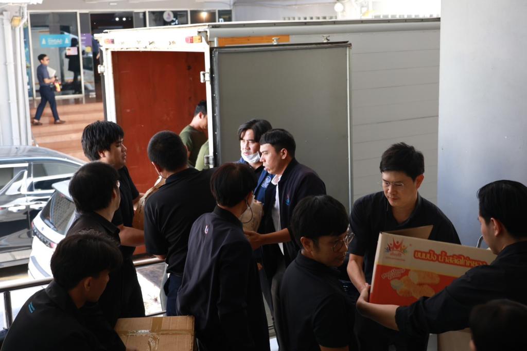 “ธนกร” สั่งการ “ดีพร้อม” เปิดศูนย์ดีพร้อมเซ็นเตอร์ 11 เป็นพื้นที่พักพิงให้ประชาชนที่ได้รับผลกระทบจากมหาอุทกภัยในพื้นที่สงขลา พร้อมผนึกกำลังอุตสาหกรรมรวมใจลำเลียงเครื่องอุปโภค - บริโภคส่งตรงประชาชนที่ได้รับผลกระทบ