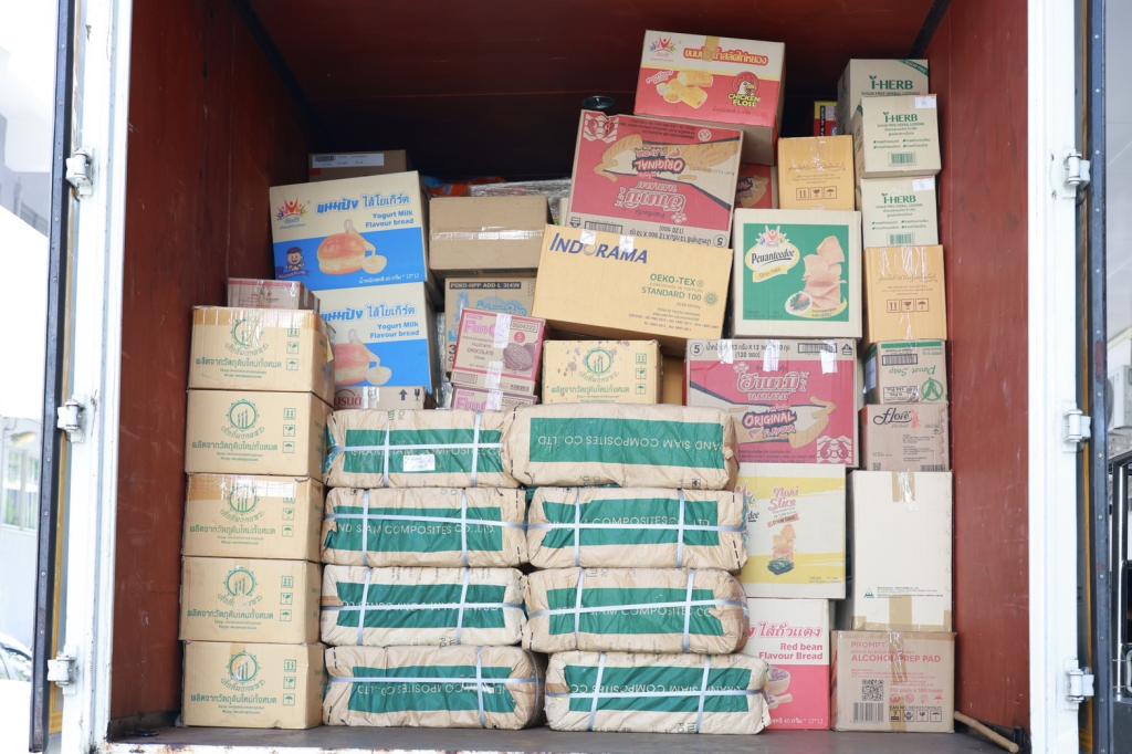 “ธนกร” สั่งการ “ดีพร้อม” เปิดศูนย์ดีพร้อมเซ็นเตอร์ 11 เป็นพื้นที่พักพิงให้ประชาชนที่ได้รับผลกระทบจากมหาอุทกภัยในพื้นที่สงขลา พร้อมผนึกกำลังอุตสาหกรรมรวมใจลำเลียงเครื่องอุปโภค - บริโภคส่งตรงประชาชนที่ได้รับผลกระทบ