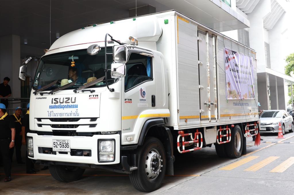 “ธนกร” สั่งการ “ดีพร้อม” เปิดศูนย์ดีพร้อมเซ็นเตอร์ 11 เป็นพื้นที่พักพิงให้ประชาชนที่ได้รับผลกระทบจากมหาอุทกภัยในพื้นที่สงขลา พร้อมผนึกกำลังอุตสาหกรรมรวมใจลำเลียงเครื่องอุปโภค - บริโภคส่งตรงประชาชนที่ได้รับผลกระทบ