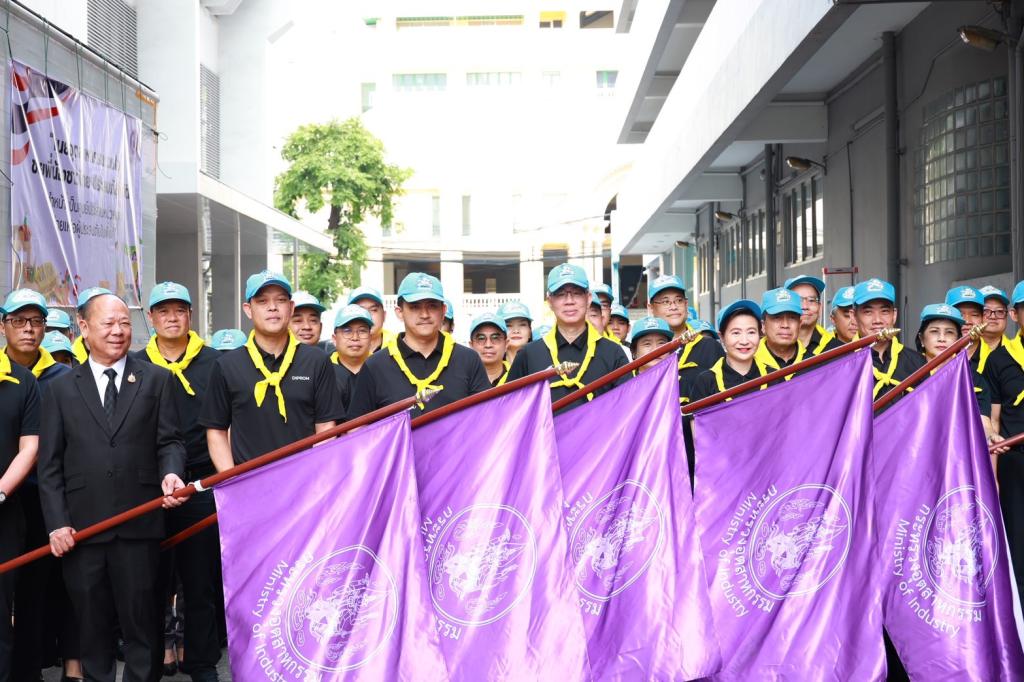 “ธนกร” สั่งการ “ดีพร้อม” เปิดศูนย์ดีพร้อมเซ็นเตอร์ 11 เป็นพื้นที่พักพิงให้ประชาชนที่ได้รับผลกระทบจากมหาอุทกภัยในพื้นที่สงขลา พร้อมผนึกกำลังอุตสาหกรรมรวมใจลำเลียงเครื่องอุปโภค - บริโภคส่งตรงประชาชนที่ได้รับผลกระทบ