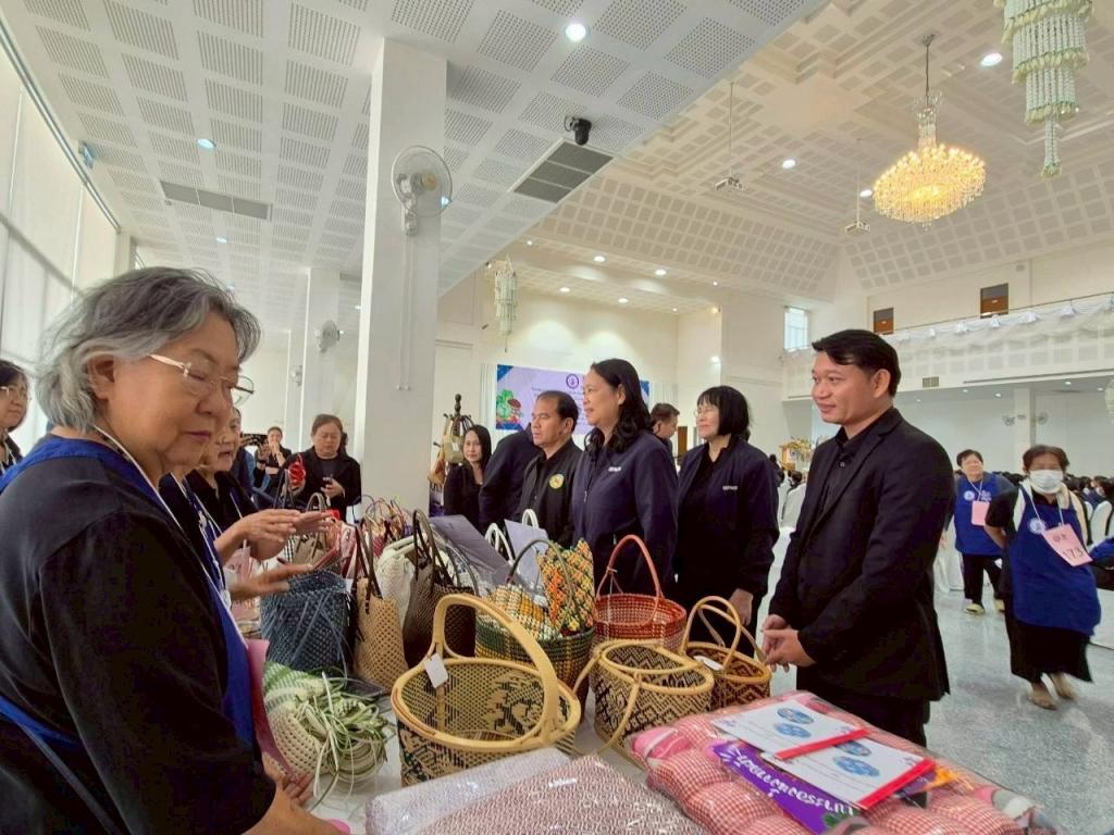 “ปลัดณัฐพล” มอบหมาย “ดีพร้อม” เสิร์ฟงานไว - เงินไว สร้างอาชีพ เสริมเศรษฐกิจฐานราก ชุมชนบางกรูด ตอบสนองนโยบายกระตุ้นเศรษฐกิจ Quick Big Win “กระตุ้นสั้น ได้ผลยาว กระจายตัว” ตามนโยบาย รมต.ธนกร และ รมช.จ่าเอก ยศสิงห์ ณ เมืองแปดริ้ว