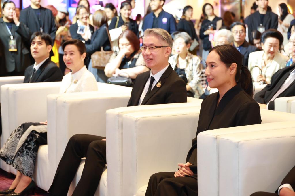 เปิดฉากรอบปฐมทัศน์ My Century “ดีพร้อม” สร้างภาพยนตร์ สร้างคนทำอาหาร “ธนกร” การันตีความสนุก การันตีความอร่อย มอบ “พลอยลภัสร์” เปิด “สำรับ สลับศตวรรษ” : ดีพร้อม-หวังปลุกกระแส Thainess ไม่ใช่แค่หนัง! หากแต่เป็น “อาหาร” ที่ทำให้คนทั่วโลกคลั่งไคล้ประเทศไทย