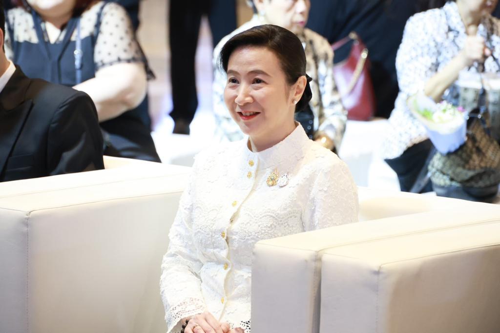 เปิดฉากรอบปฐมทัศน์ My Century “ดีพร้อม” สร้างภาพยนตร์ สร้างคนทำอาหาร “ธนกร” การันตีความสนุก การันตีความอร่อย มอบ “พลอยลภัสร์” เปิด “สำรับ สลับศตวรรษ” : ดีพร้อม-หวังปลุกกระแส Thainess ไม่ใช่แค่หนัง! หากแต่เป็น “อาหาร” ที่ทำให้คนทั่วโลกคลั่งไคล้ประเทศไทย