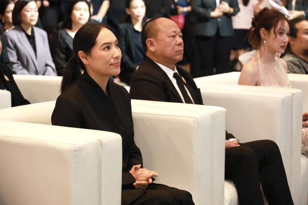 เปิดฉากรอบปฐมทัศน์ My Century “ดีพร้อม” สร้างภาพยนตร์ สร้างคนทำอาหาร “ธนกร” การันตีความสนุก การันตีความอร่อย มอบ “พลอยลภัสร์” เปิด “สำรับ สลับศตวรรษ” : ดีพร้อม-หวังปลุกกระแส Thainess ไม่ใช่แค่หนัง! หากแต่เป็น “อาหาร” ที่ทำให้คนทั่วโลกคลั่งไคล้ประเทศไทย