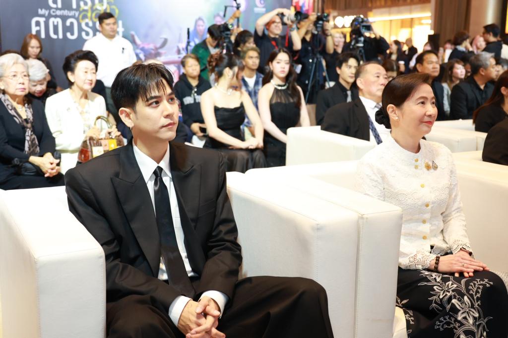 เปิดฉากรอบปฐมทัศน์ My Century “ดีพร้อม” สร้างภาพยนตร์ สร้างคนทำอาหาร “ธนกร” การันตีความสนุก การันตีความอร่อย มอบ “พลอยลภัสร์” เปิด “สำรับ สลับศตวรรษ” : ดีพร้อม-หวังปลุกกระแส Thainess ไม่ใช่แค่หนัง! หากแต่เป็น “อาหาร” ที่ทำให้คนทั่วโลกคลั่งไคล้ประเทศไทย