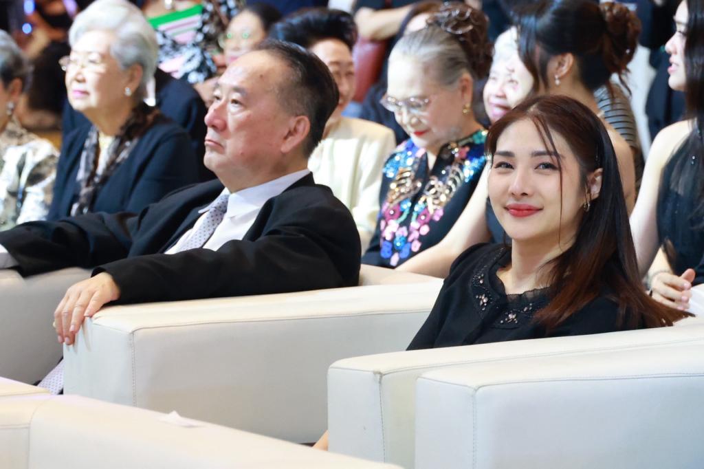 เปิดฉากรอบปฐมทัศน์ My Century “ดีพร้อม” สร้างภาพยนตร์ สร้างคนทำอาหาร “ธนกร” การันตีความสนุก การันตีความอร่อย มอบ “พลอยลภัสร์” เปิด “สำรับ สลับศตวรรษ” : ดีพร้อม-หวังปลุกกระแส Thainess ไม่ใช่แค่หนัง! หากแต่เป็น “อาหาร” ที่ทำให้คนทั่วโลกคลั่งไคล้ประเทศไทย