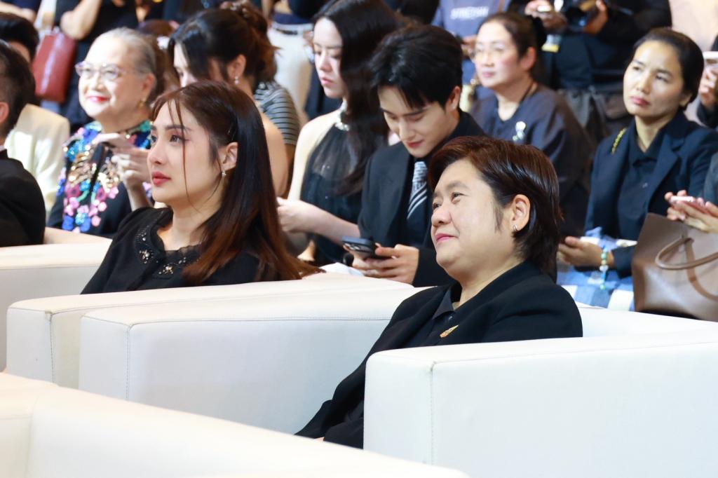 เปิดฉากรอบปฐมทัศน์ My Century “ดีพร้อม” สร้างภาพยนตร์ สร้างคนทำอาหาร “ธนกร” การันตีความสนุก การันตีความอร่อย มอบ “พลอยลภัสร์” เปิด “สำรับ สลับศตวรรษ” : ดีพร้อม-หวังปลุกกระแส Thainess ไม่ใช่แค่หนัง! หากแต่เป็น “อาหาร” ที่ทำให้คนทั่วโลกคลั่งไคล้ประเทศไทย