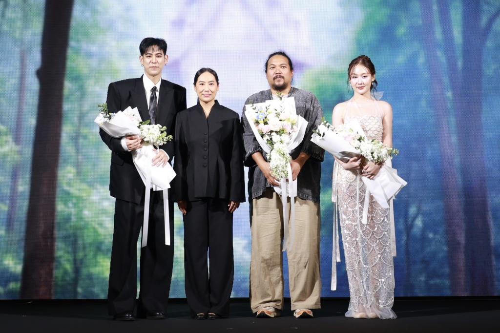 เปิดฉากรอบปฐมทัศน์ My Century “ดีพร้อม” สร้างภาพยนตร์ สร้างคนทำอาหาร “ธนกร” การันตีความสนุก การันตีความอร่อย มอบ “พลอยลภัสร์” เปิด “สำรับ สลับศตวรรษ” : ดีพร้อม-หวังปลุกกระแส Thainess ไม่ใช่แค่หนัง! หากแต่เป็น “อาหาร” ที่ทำให้คนทั่วโลกคลั่งไคล้ประเทศไทย