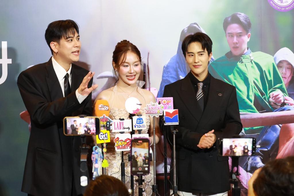 เปิดฉากรอบปฐมทัศน์ My Century “ดีพร้อม” สร้างภาพยนตร์ สร้างคนทำอาหาร “ธนกร” การันตีความสนุก การันตีความอร่อย มอบ “พลอยลภัสร์” เปิด “สำรับ สลับศตวรรษ” : ดีพร้อม-หวังปลุกกระแส Thainess ไม่ใช่แค่หนัง! หากแต่เป็น “อาหาร” ที่ทำให้คนทั่วโลกคลั่งไคล้ประเทศไทย