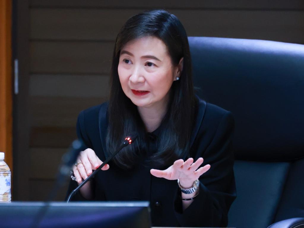 “อธิบดีณัฏฐิญา” นั่งหัวโต๊ะขานรับนโยบาย “ธนกร” ประกาศ “พักหนี้-ดีพร้อม” ยกต้น : ยกดอก อัตโนมัติ 4 เดือน ช่วยลูกหนี้ SME น้ำท่วมภาคใต้ เร่งเพิ่มสภาพคล่องผ่านสินเชื่อ “เงินง่าย ฟื้นใต้ ช่วยภัยพิบัติ” ดอกเบี้ย 0% นาน 6 เดือน