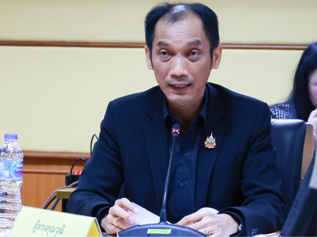 “อธิบดีณัฏฐิญา” นั่งหัวโต๊ะขานรับนโยบาย “ธนกร” ประกาศ “พักหนี้-ดีพร้อม” ยกต้น : ยกดอก อัตโนมัติ 4 เดือน ช่วยลูกหนี้ SME น้ำท่วมภาคใต้ เร่งเพิ่มสภาพคล่องผ่านสินเชื่อ “เงินง่าย ฟื้นใต้ ช่วยภัยพิบัติ” ดอกเบี้ย 0% นาน 6 เดือน