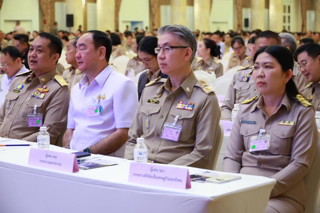 “ธนกร” นำผู้บริหาร ก.อุตฯ ร่วมประชุมชี้แจงนโยบายแนวทางการจัดทำงบประมาณรายจ่ายประจำปี 2570 เผย นายกฯ เน้นย้ำยึดวินัยการเงินอย่างเคร่งครัด เป็นรายจ่ายงบลงทุนเป็นหลัก วอนรัฐ-เอกชน จัดกิจกรรมในจังหวัดประสบภัยพิบัติช่วงปลายปี