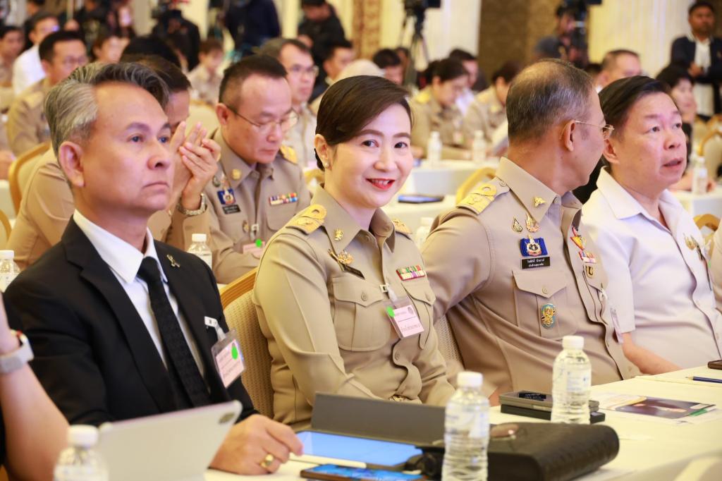 “ธนกร” นำผู้บริหาร ก.อุตฯ ร่วมประชุมชี้แจงนโยบายแนวทางการจัดทำงบประมาณรายจ่ายประจำปี 2570 เผย นายกฯ เน้นย้ำยึดวินัยการเงินอย่างเคร่งครัด เป็นรายจ่ายงบลงทุนเป็นหลัก วอนรัฐ-เอกชน จัดกิจกรรมในจังหวัดประสบภัยพิบัติช่วงปลายปี