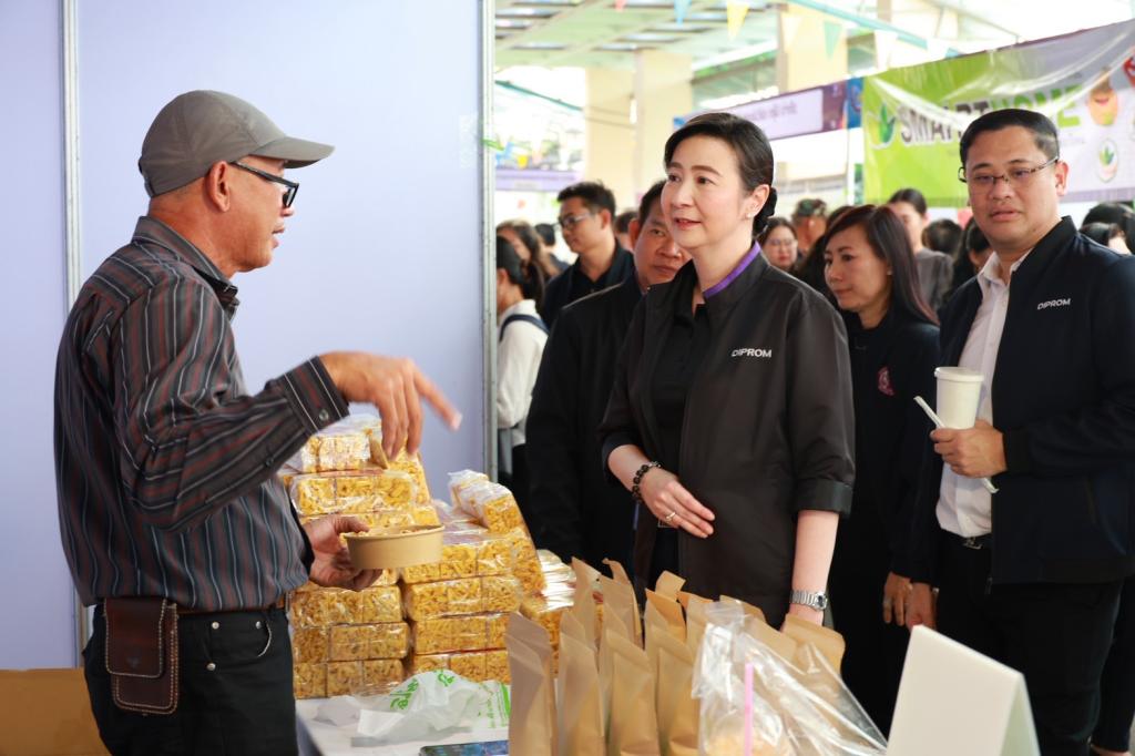 “อธิบดีณัฏฐิญา“ ช้อป-ชม-เชียร์ SMEs ภาคเหนือในงาน ‘อุตสาหกรรมแฟร์ : มาเหนือ’ ขนของดีมาจำหน่ายภายในงานเพียบ !!!