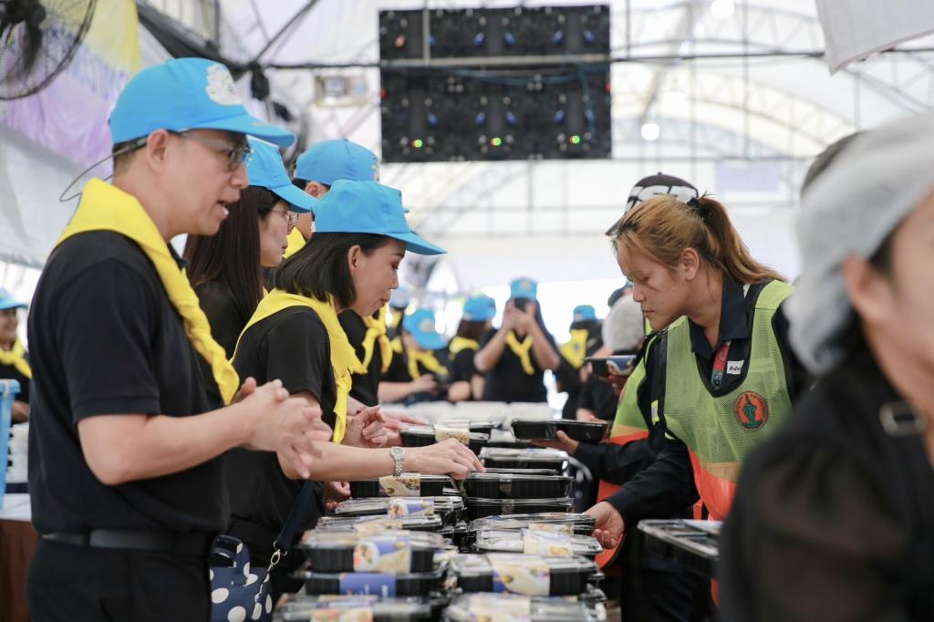 “ดีพร้อม” ร่วมพลังจิตอาสา แจกอาหารพระราชทาน