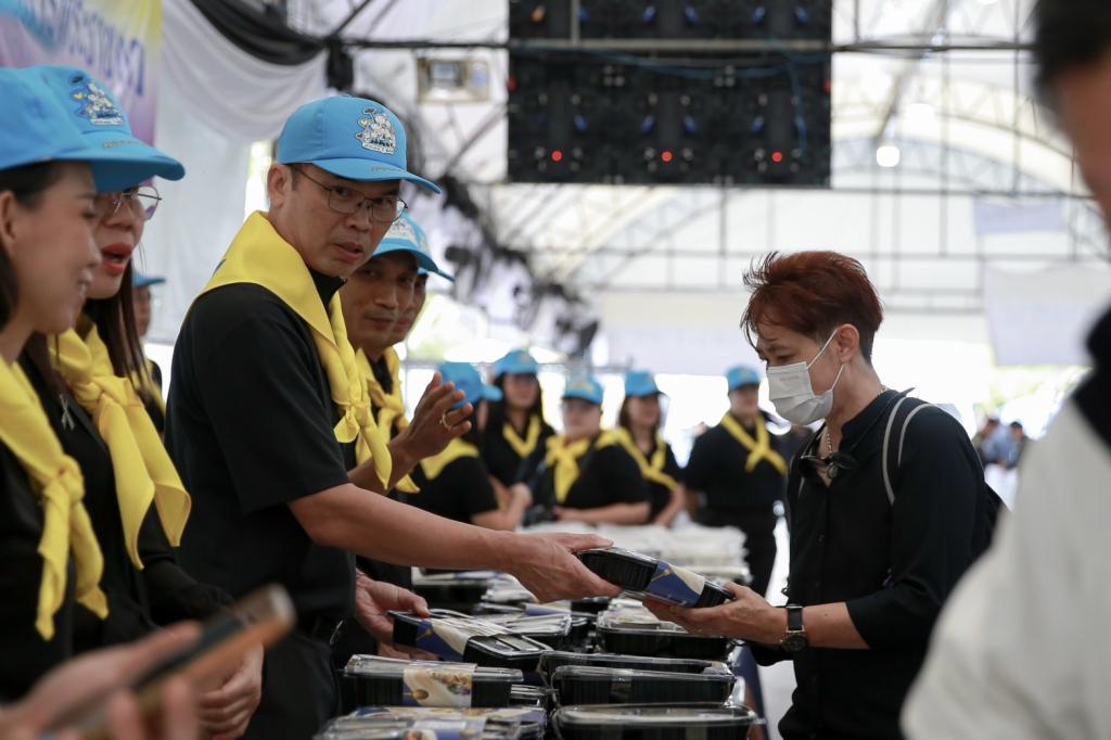 “ดีพร้อม” ร่วมพลังจิตอาสา แจกอาหารพระราชทาน