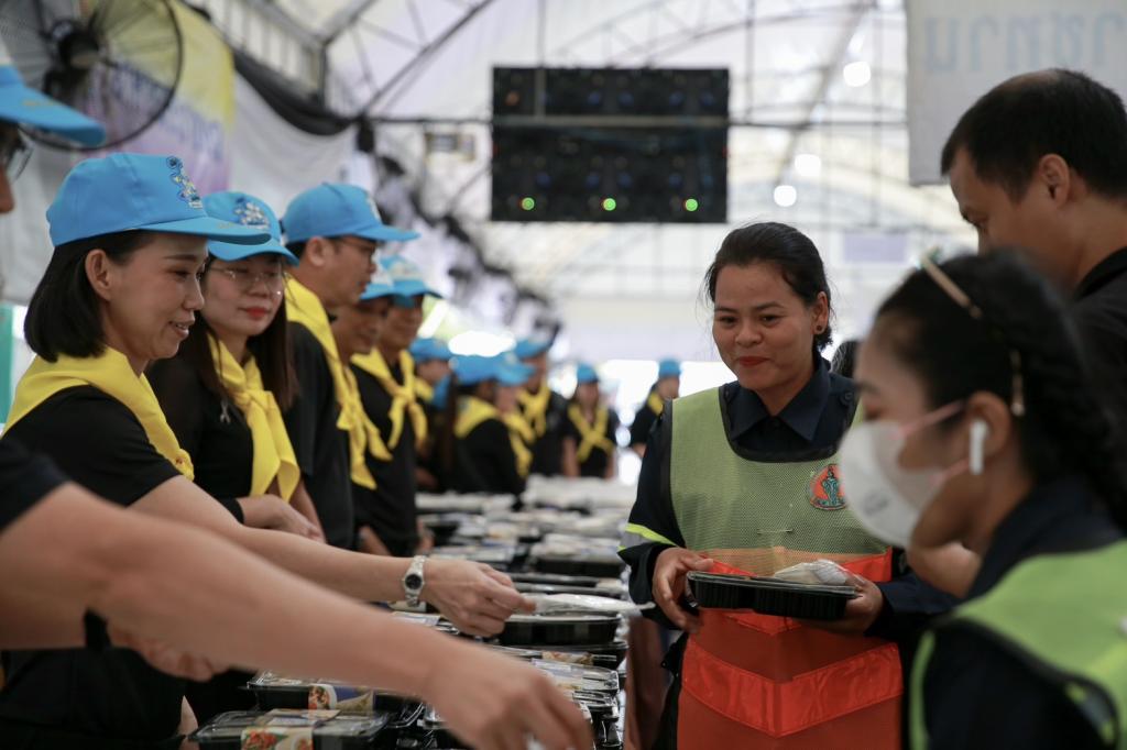 “ดีพร้อม” ร่วมพลังจิตอาสา แจกอาหารพระราชทาน