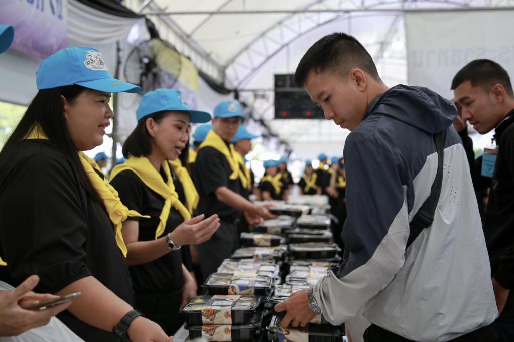 “ดีพร้อม” ร่วมพลังจิตอาสา แจกอาหารพระราชทาน
