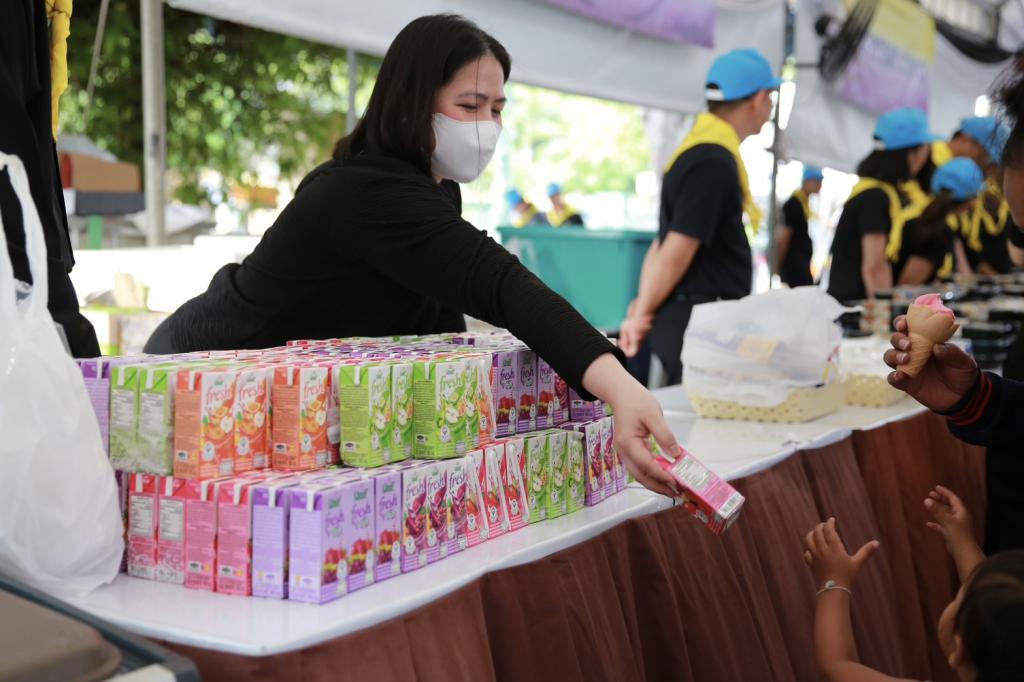 “ดีพร้อม” ร่วมพลังจิตอาสา แจกอาหารพระราชทาน