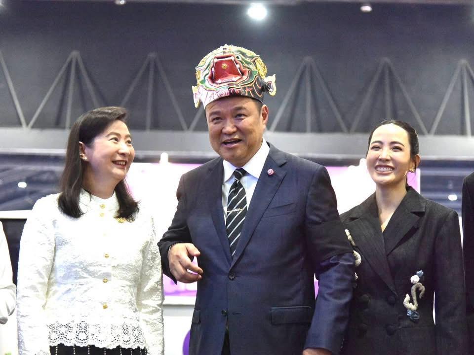 “นายกฯ อนุทิน และ รมว.ศุภจี“ เยี่ยมชมบูธแสดงสินค้าและนิทรรศการ “ดีพร้อมคอมมูนิตี้ฯ” ในพิธีเปิดงาน OTOP CITY 2025 พร้อมด้วย “ปลัดณัฐพล” ร่วมชื่นชมผลงาน ผปก. ดีพร้อม ที่ร่วมแสดงในมหกรรมของขวัญของฝาก สุดยิ่งใหญ่ส่งท้ายปี