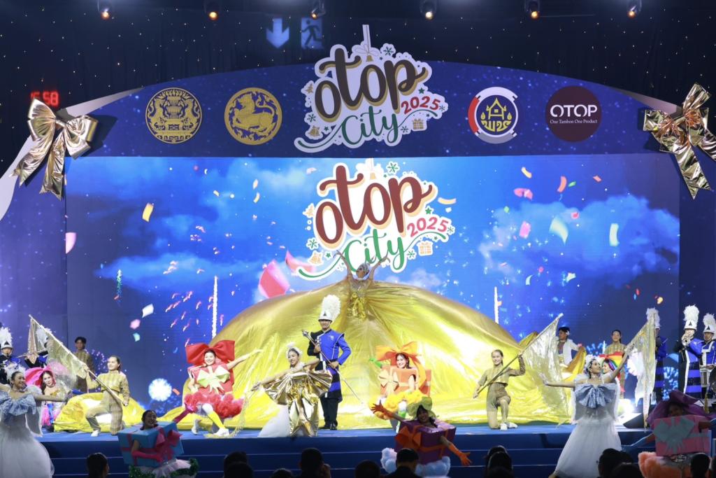“นายกฯ อนุทิน และ รมว.ศุภจี“ เยี่ยมชมบูธแสดงสินค้าและนิทรรศการ “ดีพร้อมคอมมูนิตี้ฯ” ในพิธีเปิดงาน OTOP CITY 2025 พร้อมด้วย “ปลัดณัฐพล” ร่วมชื่นชมผลงาน ผปก. ดีพร้อม ที่ร่วมแสดงในมหกรรมของขวัญของฝาก สุดยิ่งใหญ่ส่งท้ายปี