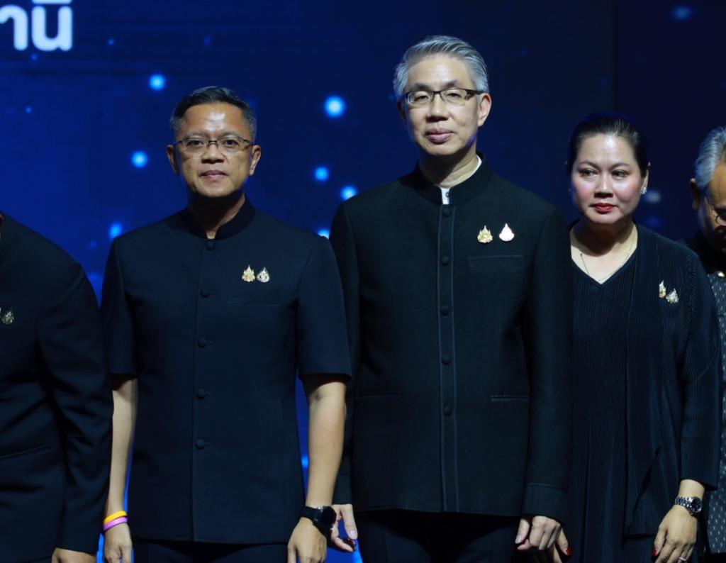 “นายกฯ อนุทิน และ รมว.ศุภจี“ เยี่ยมชมบูธแสดงสินค้าและนิทรรศการ “ดีพร้อมคอมมูนิตี้ฯ” ในพิธีเปิดงาน OTOP CITY 2025 พร้อมด้วย “ปลัดณัฐพล” ร่วมชื่นชมผลงาน ผปก. ดีพร้อม ที่ร่วมแสดงในมหกรรมของขวัญของฝาก สุดยิ่งใหญ่ส่งท้ายปี