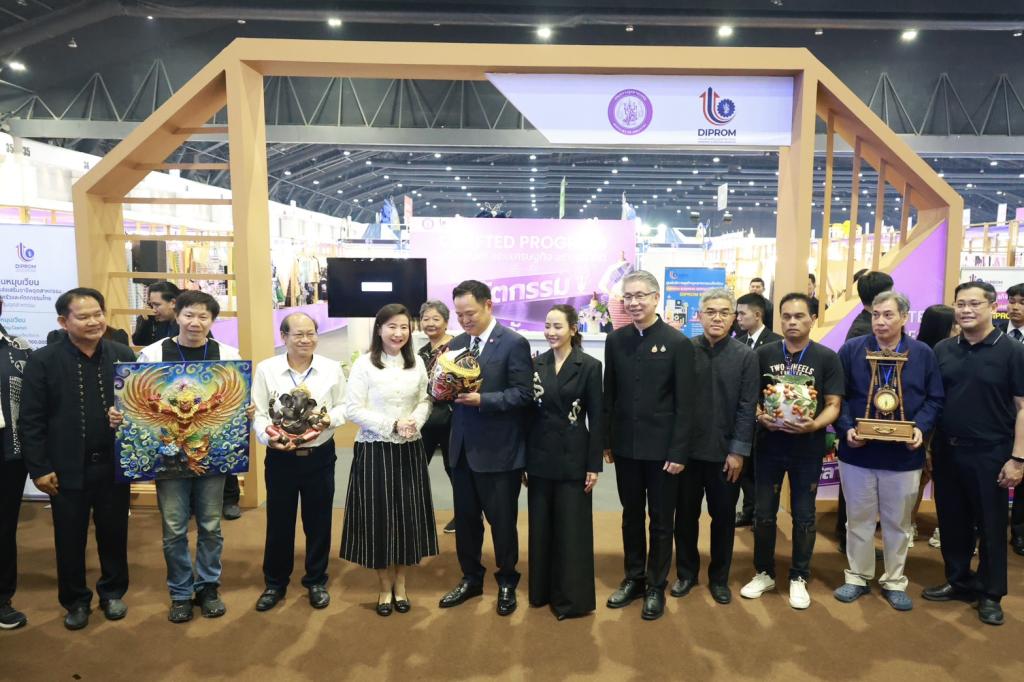 “นายกฯ อนุทิน และ รมว.ศุภจี“ เยี่ยมชมบูธแสดงสินค้าและนิทรรศการ “ดีพร้อมคอมมูนิตี้ฯ” ในพิธีเปิดงาน OTOP CITY 2025 พร้อมด้วย “ปลัดณัฐพล” ร่วมชื่นชมผลงาน ผปก. ดีพร้อม ที่ร่วมแสดงในมหกรรมของขวัญของฝาก สุดยิ่งใหญ่ส่งท้ายปี