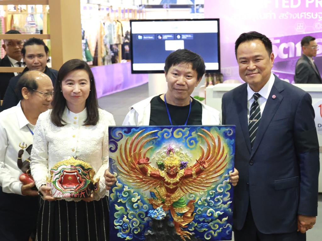 “นายกฯ อนุทิน และ รมว.ศุภจี“ เยี่ยมชมบูธแสดงสินค้าและนิทรรศการ “ดีพร้อมคอมมูนิตี้ฯ” ในพิธีเปิดงาน OTOP CITY 2025 พร้อมด้วย “ปลัดณัฐพล” ร่วมชื่นชมผลงาน ผปก. ดีพร้อม ที่ร่วมแสดงในมหกรรมของขวัญของฝาก สุดยิ่งใหญ่ส่งท้ายปี