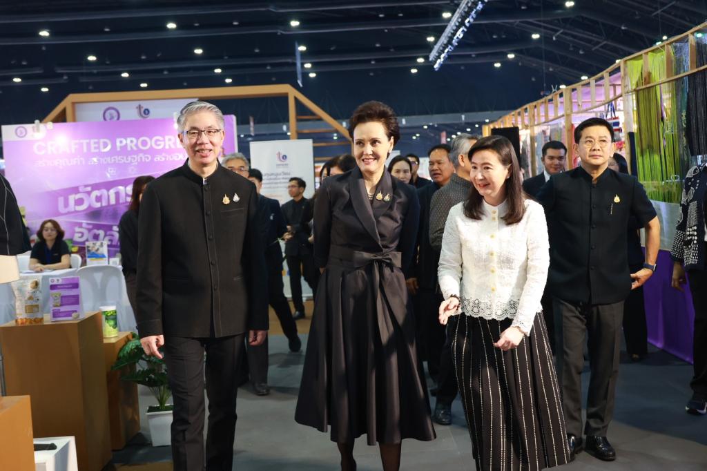 “นายกฯ อนุทิน และ รมว.ศุภจี“ เยี่ยมชมบูธแสดงสินค้าและนิทรรศการ “ดีพร้อมคอมมูนิตี้ฯ” ในพิธีเปิดงาน OTOP CITY 2025 พร้อมด้วย “ปลัดณัฐพล” ร่วมชื่นชมผลงาน ผปก. ดีพร้อม ที่ร่วมแสดงในมหกรรมของขวัญของฝาก สุดยิ่งใหญ่ส่งท้ายปี