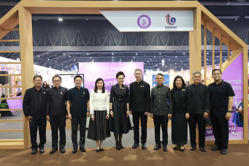 “นายกฯ อนุทิน และ รมว.ศุภจี“ เยี่ยมชมบูธแสดงสินค้าและนิทรรศการ “ดีพร้อมคอมมูนิตี้ฯ” ในพิธีเปิดงาน OTOP CITY 2025 พร้อมด้วย “ปลัดณัฐพล” ร่วมชื่นชมผลงาน ผปก. ดีพร้อม ที่ร่วมแสดงในมหกรรมของขวัญของฝาก สุดยิ่งใหญ่ส่งท้ายปี