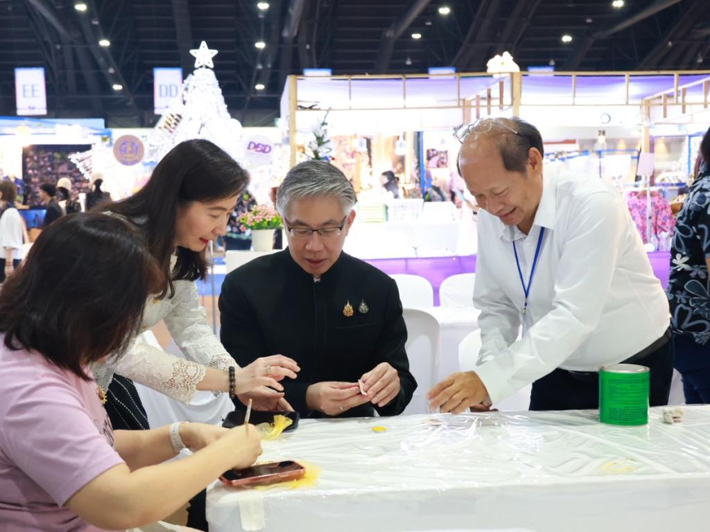 “นายกฯ อนุทิน และ รมว.ศุภจี“ เยี่ยมชมบูธแสดงสินค้าและนิทรรศการ “ดีพร้อมคอมมูนิตี้ฯ” ในพิธีเปิดงาน OTOP CITY 2025 พร้อมด้วย “ปลัดณัฐพล” ร่วมชื่นชมผลงาน ผปก. ดีพร้อม ที่ร่วมแสดงในมหกรรมของขวัญของฝาก สุดยิ่งใหญ่ส่งท้ายปี